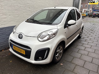 Citroën C1 1.0 Exclusive 4 deurs uit 2012 beschikt over diverse opties zoals airco en bluetooth en 2 sleutels