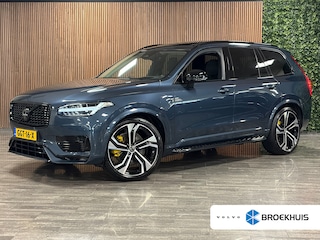 Volvo XC90 T8 AWD Recharge Ultra Dark Black Vol! | Bowers & Wilkins | Luchtvering | Stoelventilatie | Trekhaak | 360 Camera | Head-Up Display | Stoelmassage | 455pk | Adaptieve Cruise Control | Stoelverwarming voor+achter | Stuurwielverwarming | Schuifdak | 22 Inch | Full LED Meesturende koplampen | Pilot Assist | BLIS Dode Hoek Detectie | Alcantara hemelbekleding | Lederen handgrepen en zonnekleppen | Elektrische voorstoelen geheugen | Nappa Lederen bekleding | Zitting verlenging voorstoelen | Geïntegreerde runningboards in zwart | Keyless Drive | Parkeersensoren voor+achter | Privacy Glass | Elektrisch bedienbare achterklep | Geïntegreerde zongordijnen achterportieren | Geïntegreerd kinderzitje achterin | Verlichte instaplijsten | 7-Persoons | 4-Zone Climate Control | DAB Radio | Apple Carplay/Android Auto | Alarm Klasse III | Draadloos telefoon opladen | Volvo On Call met mobiele App functie | Denim Blue Metallic |