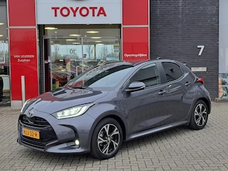 Toyota Yaris 1.5 Hybrid 115 Dynamic Comfort Pack STUUR- EN STOELVERWARMING PARKEERSENSOREN RCTA BLIND SPOT ELEK. INKLAPBARE BUITENSPIEGELS