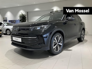 Volkswagen Tiguan 1.5 eTSI Life Edition 150 PK | Apple Carplay | Panoramadak | Trekhaak | Stoelverwarming | Dodehoeksensoren | Stuurwielverwarming | Achteruitrijcamera | Park Assist | Sfeerverlichting | 19'' Lichtmetalen Catania Velgen | Elektrische Achterklep | Rijstrookhulp | Adaptive Cruise Control | Elektrische Lendensteun |