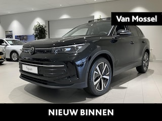 Volkswagen Tiguan 1.5 eTSI Life Edition 150 PK | Apple Carplay | Panoramadak | Trekhaak | Stoelverwarming | Dodehoeksensoren | Stuurwielverwarming | Achteruitrijcamera | Park Assist | Sfeerverlichting | 19'' Lichtmetalen Catania Velgen | Elektrische Achterklep | Rijstrookhulp | Adaptive Cruise Control | Elektrische Lendensteun |