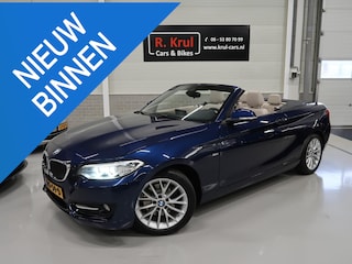 BMW 2-serie Cabrio 220i Sport Automaat Airco-ecc Trekhaak afneembaar Navigatie Sportstoelen Leer Beige Diepzeeblauw Sportvelgen 17 in Nieuwstaat