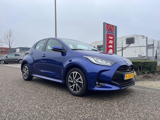 Toyota Yaris 1.5 VVT-i Business Plus | Adap. Cruise Control | 125PK | NAVI | Carplay | Achteruitrijcamera | Digitaal Display | All-seasonbanden