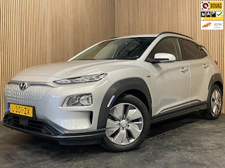 Hyundai Kona EV Fashion 64 kWh|100% SOH|FACELIFT|3-FASE|DAKJE|HEAD-UP|ACC|CAMERA|CARPLAY|NAVI|NL- AUTO|NAP|INCL. BTW|1e EIG.|