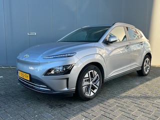 Hyundai Kona EV Pure 64 kWh 204pk | LED | Camera | Climate | Carplay | Keyless entry | Navigatie | 17" Lichtmetalen velgen | Parkeersensoren | Digitale Cockpit | 1e Eigenaar | Digitaal cockpit