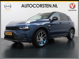 Lynk & Co 01 PHEV AUT-7 261pk Pano-Schuifdak Lmv 20" 360°Camera Apple Carplay Android Auto Adap.Cruise Navi Pdc Ecc Keyless Led Plug-In Hybrid Elek.Memory.Stoel File assistent Dodehoek detector Elektrisch bedienbare achterklep Rijstrooksensor Wifi Verkeersbord detectie 425Nm koppel 3,7kw laadvermogen  1800kg Trekvermogen 1e Eigenaar Origineel Nederlandse auto!