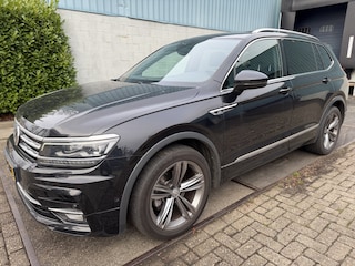 Volkswagen Tiguan 1.5 TSI Highline Business R 7p. I R-line I Keyless I Trekhaak I  I 19" I 1ste eig. I Pano I Virtual I Camera I