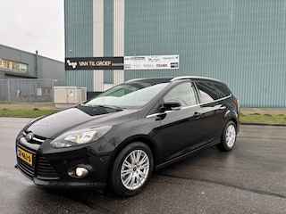 Ford Focus Wagon 1.0i EcoBoost Titanium 101 PK. Prachtige en zuinige auto van de tweede eigenaar !!! Distributieriem en waterpomp vervangen bij 147.000 KM !!