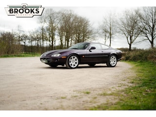 Jaguar XK 4.0 V8 Coupé | Airco (automatisch) | Gelaagde voorruit en getint glas rondom | Halogeen koplampen