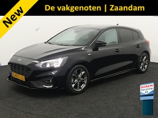 Ford Focus 1.0 EcoBoost ST Line Business Airco, Apple Carplay/Android Auto, Cruise control, Boordcomputer, Bluetooth, Bots herkenning systeem, Parkeersensoren voor/achter, Rijstrooksensor met correctie, Elek remkrachtverdeling, Elek De Ford Focus 1.0 EcoBoost ST Line Business uit 2019 met handgeschakelde versnellingsbak is een moderne en sportief ogende middenklasser. De zuinige driecilinder benzinemotor levert voldoende
