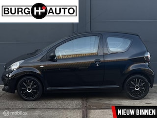 Toyota Aygo 1.0 VVT-i Comfort 5 deurs - AIRCO - EL. RAMEN - CPV - STUURBEKRACHTIGING - RADIO/CD - 2E EIGENAAR - NAP - NL AUTO - APK T/M 01-06-2026 -
