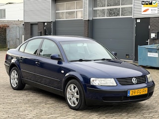 Volkswagen Passat 2.3 V5 LEER AUTOMAAT CLIMA CRUISE PDC TREKHAAK