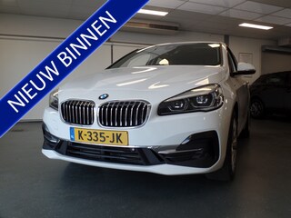 BMW 2-serie Tourer 225xe iPerformance eDrive Edition Navigatie, Clima controle, Cruise controle, Elek stoelen, Stoelverwarming, Head up display, Lederen bekleding, Pdc V/A, Xenon, Lm velgen 18'', Full options, Nederlandse auto!! Bovag afleverpakket 695,-
