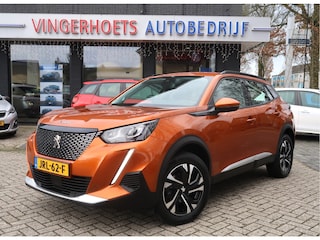 Peugeot 2008 130 Pk Benzine Allure * Navigatie * Keyless Start Button * Dab Radio * 1/2 Lederen Interieur * Climate & Cruise Control * Vingerhoets; Vierde Generatie Eersteklas Service. Al meer dan 100 jaar een begrip in de Brabantse Kempen.
