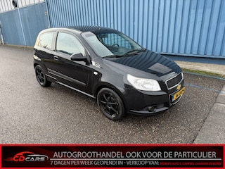 Chevrolet Aveo 1.2 16V LS+ Inruilauto’s tegen vaste prijzen. Voor meer info: 0638140850 Bij de verkoop van gebruikte voertuigen door CD-Cars wordt geen standaard garantie verstrekt. De koper aanvaardt het voertuig in de staat waarin het zich bevindt op het moment van aankoop