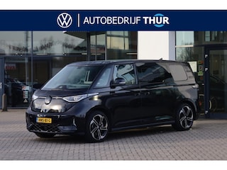 Volkswagen ID. Buzz GTX 86 kWh LWB 7p. 340PK / 250kW 4-motion, LED Matrix (IQ.Lights), warmtepomp, design pakket plus (panoramadak), assistance pakket plus (alarm, keyless start & entry, dodehoekdetectie (side assist), cruise control adaptief (acc) met Stop&Go en stuurhulp, achteruitrijcamera (rear view), rondomzichtcamera (area view)), multimedia pakket plus (spraakbediening, navigatie), 21" 'Townsville' LMV, stoelverwarming, elektrische achterklep, elektrisch verstel-, verwarm- en inklapbare buitenspiegels (spiegel pakket) etc.