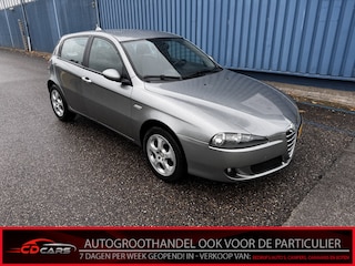 Alfa Romeo 147 1.6 T.Spark Progression Clima, Cruise control, Radio, Mistlamp, Lichtmetalen velgen Bij de verkoop van gebruikte voertuigen door CD-Cars wordt geen standaard garantie verstrekt. De koper aanvaardt het voertuig in de staat waarin het zich bevindt op het moment van aankoop, Vo
