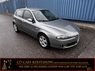 Alfa Romeo 147 1.6 T.Spark Progression Clima, Cruise control, Radio, Mistlamp, Lichtmetalen velgen Bij de verkoop van gebruikte voertuigen door CD-Cars wordt geen standaard garantie verstrekt. De koper aanvaardt het voertuig in de staat waarin het zich bevindt op het moment van aankoop, Vo