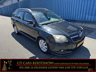 Toyota Avensis Wagon 2.0 VVTi Luna Clima, Radio, Cruise control, Lichtmetalen velgen Bij de verkoop van gebruikte voertuigen door CD-Cars wordt geen standaard garantie verstrekt. De koper aanvaardt het voertuig in de staat waarin het zich bevindt op het moment van aankoop, Vo