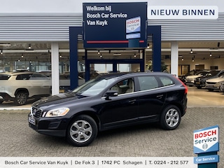 Volvo XC60 2.0T Momentum / NL auto / Automaat / Cruise / Stoelverwarming / Vol-leder / Climate Control / Parkeersensoren Voor&Achter / Elektrische achterklep /