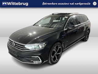 Volkswagen Passat Variant 1.4 TSI PHEV GTE / AUTOMAAT/ PANO/ TREKHAAK/ ELEK. KLEP/ PARK.SENSOR.V+A/ CAMERA/ MEMORY SEAT/ HEAD-UP/ DODE HOEK/ ACC/ KEYLESS/ STOELVERWARM./ APP-CONNECT/ LEDER/ NAVI/ CLIMA/ DAB/ ISOFIX/ 17'' LMV