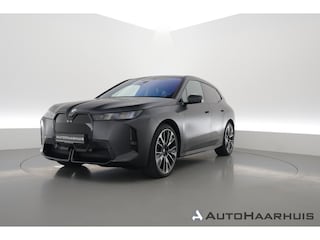 BMW iX xDrive45 101 kWh M Sport Pro | Pano+Sfeerv. | Frozen Deep Grey | Active Steering | Shadow Line | 23'' | Iconic Glow | Luchtvering | Elek. Trekhaak | Harman Kardon | Innovation pakket | Comfort Pakket | V