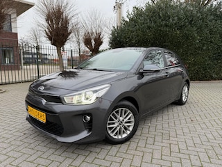 Kia Rio 1.2 (4 cil.), Apple CarPlay, Clima, Cruise Control, Navigatie, Achteruitrijcamera, LM-velgen 15" & all-season banden, Led