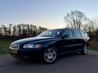 Volvo V70 2.4 Edition Classic Automaat | Leder | Stoelverwarming | Clima | Trekhaak | Xenon | 16" Velgen | PDC | Cruise |