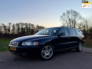 Volvo V70 2.4 Edition Classic Automaat | Leder | Stoelverwarming | Clima | Trekhaak | Xenon | 16" Velgen | PDC | Cruise |