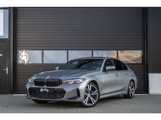 BMW 330e xDrive M-Sport|HuD|Carbon|M-schaalstoelen|Ambi|