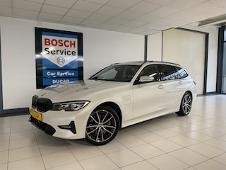 BMW 3-serie Touring 320e Sportline Panoramadak / Led verlichting / Carplay/ Wit metallic /