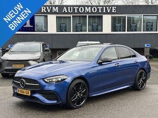 Mercedes-Benz C-klasse 300 e AMG Line VAN: €45.900,- VOOR: €42.877,- UW EINDEJAARSVOORDEEL: €3.023,- SUPER COMPLEET| PANO| ELEK. TREKHAAK. | ELEK. ACHTERKLEP| ELEK. STOELEN| ADAPTIVE CRUISE|