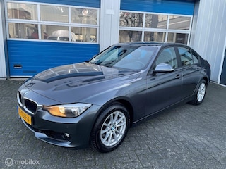 BMW 320i Upgrade Edition Automaat Trekhaak Navigatie