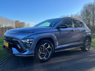 Hyundai Kona 1.6 GDI 141pk HEV N-Line | Premium audio | 360 camera | Bestuurdersstoel met geheugen | Adaptive cruise control | Dodehoek detectie | Full LED koplampen | Stoelverwarming | Stoelventilatie | Stuurverwarming