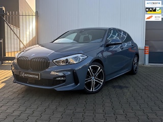 BMW 118i Executive M Sport / CARPLAY / STOELVERWARMING / STORM BAY