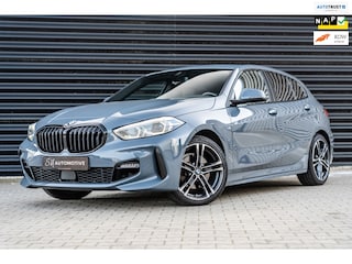 BMW 118i Executive M Sport / CARPLAY / STOELVERWARMING / STORM BAY
