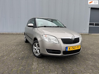 Skoda Fabia 1.6-16V Ambiente|AUTOMAAT|LMV|PDC|TREKHAAK