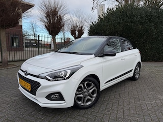 Hyundai i20 1.2 (4 cil.), Apple CarPlay, Clima, Cruise Control, Navigatie, Camera, Stoel- & Stuurverwarming, Led, Zwarte dak