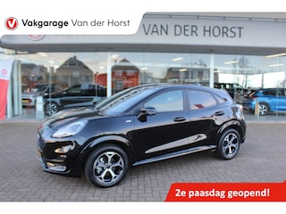 Ford Puma 1.0-125pk EcoBoost Mild-Hybrid ST-Line. Mooie luxe hoogzitter ! Slechts 9.950km ! Autm. airco, adapt. cruise control, stoel-, stuur- en voorraamverw., navigatie, telefoonvoorb., LM wielen, elektr. achterklep, LED verl., camera, pdc v+a etc.