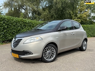 Lancia Ypsilon 0.9 TwinAir Platinum Automaat | Panoramadak | Leder | Clima | 15" Velgen | Navi | PDC | Cruise |