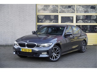 BMW 318i Automaat! Executive Sportline BJ2021 Lmv 18" | Led V+A | Pdc | Navi | Elek. trekhaak | Dashboard verlichting | Virtual cockpit | Climate control | Cruise control | Elek. Be stoel + Mem | Sportstoelen | Zwarte hemel | Getint glas
