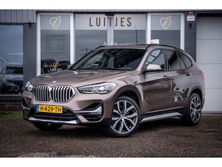 BMW X1 SDrive20i VDL Nedcar I Pano-dak I Leder I Afn.Trekhaak I M-Stuur I 19'' I Org.NL I Dealer-onderhouden