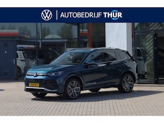 Volkswagen Tiguan 1.5 eHybrid R-Line Edition 272PK / 200kW LED Matrix IQ.Light, rondomzichtcamera, Apple Carplay & Android Auto, elektr. bedienbaar panoramadak, voorstoelen verwarm- en ventileerbaar met massagefunctie, achteruitrijcamera, elektr. uitklapbare trekhaak met aanhanger manoeuvreerfunctie (Trailer Assist), full map navigatie, 3-zone Climatronic, head-up display, Keyless Entry & Start, high end audio installatie, elektrisch bedienbare achterklep met sensorsturing, dodehoekdetectie (Side Assist), file assistent, dynamische grootlichtassistent, autonome parkeerfunctie (Park Assist), volledig digitaal instrumentenpaneel (Digital Cokpit Pro), 20'' LMV 'York'