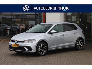 Volkswagen Polo 1.0 TSI Life Edition 95PK / 70kW Achteruitrijcamera, Apple Carplay & Android Auto, verwarmbare voorstoelen, Keyless Entry & Start, adaptive cruise control met Stop&Go en stuurhulp, 2-zonde Climatronic airconditioning, volledig digitaal instrumentenpaneel (Digital Cockpit), LED koplampen, parkeersensoren voor + achter, 16'' LMV 'Torsby