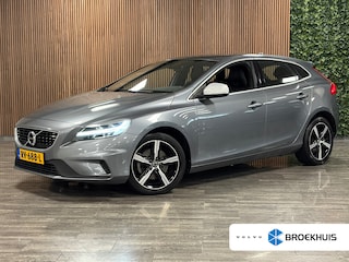 Volvo V40 2.0 T4 Business Sport Stoelverwarming | Parkeercamera | Cruise Control | Climate Control L+R | Parkeersensoren achter | 17 Inch | Alcantara/Lederen R-Design bekleding met witte bies en stiksel | Bluetooth telefoon en audio streaming | Navigatie | Adaptief TFT instrumentenpaneel met 3 instellingen | Regensensor | Automatisch dimmende binnenspiegel met frameless design | Elektrisch inklapbare buitenspiegels | Uitschuifbare midden armsteun | Netjes onderhouden! | Osmium Grey Metallic |