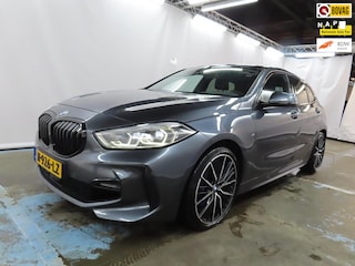 BMW 118i Business Edition Msport-Plus+Led+Navi+M-breaks+Dak-Spoiler+Leder+19"lmv = SUPER KANON !! NOVEMBER 2021