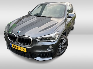 BMW X1 sDrive20i High Executive Edition M Sport / Trekhaak / Panoramadak / Camera / Leder / Head-up / 19'' / Navigatie / DAB / Cruise Control