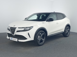 Alfa Romeo Junior Ibrida Sport Speciale | "Sport Speciale" alcantara bekleding met witte accenten - 6-voudig elektrisch verstelbare bestuurdersstoel / 6-voudig handmatig verstelbare passagiersstoel | Achteruitrijcamera met dynamische rijlijnen | Adaptieve Cruise Control met Lane Centering en file-assistent