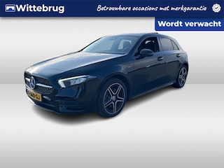 Mercedes-Benz A-klasse 250 e AMG Line / Pano / Navigatie / App connect / Camera / Parkeersensoren V+A / Stoelverwarming /