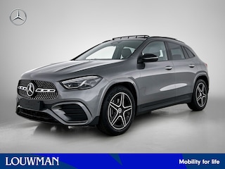 Mercedes-Benz GLA 180 Business Solution AMG | Trekhaak | MULTIBEAM LED | Nightpakket | Panoramaschuifdak | Smartphone Integratie | Keyless-Go comfortpakket | EASY PACK achterklep |